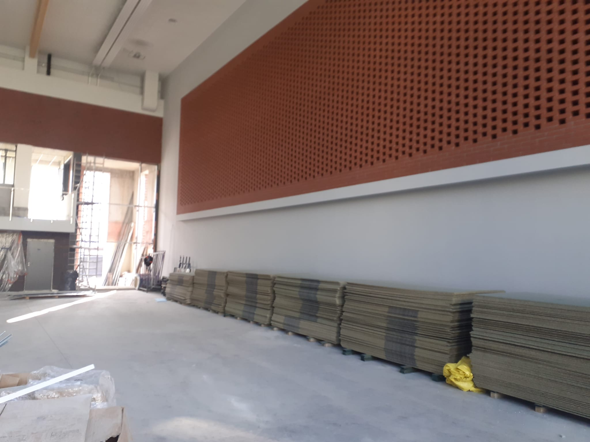 Zdjęcie przedstawiające iglaki posadzone w kwadracie