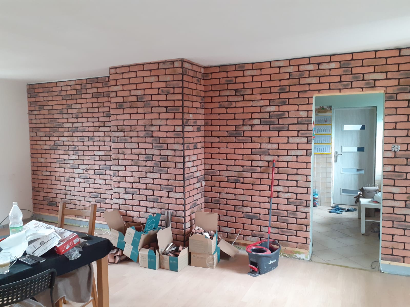 Zdjęcie przedstawiające żywopłot, który jest w trakcie przycinania