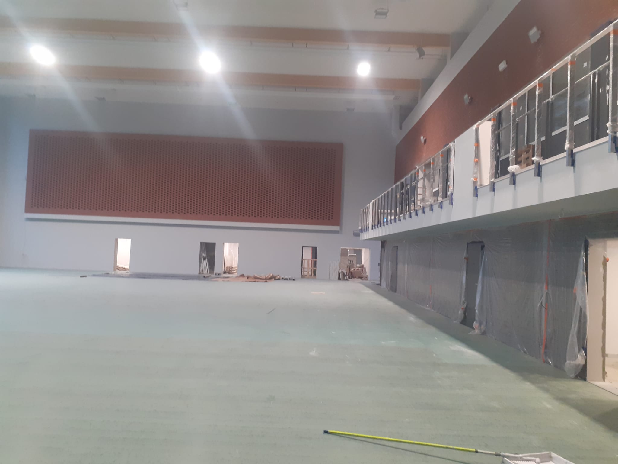 Zdjęcie przedstawiające żywopłot, który jest w trakcie przycinania